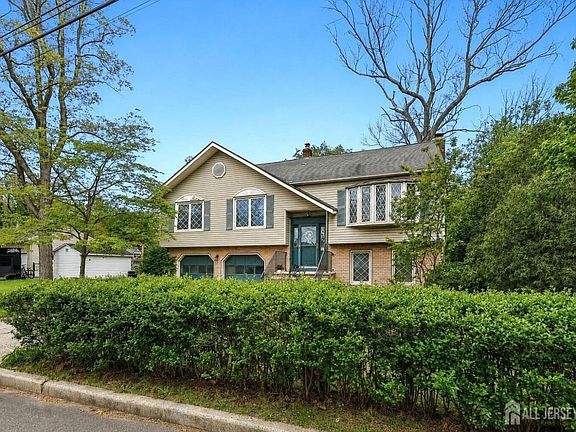 3rd image of 61 Sunset Ave