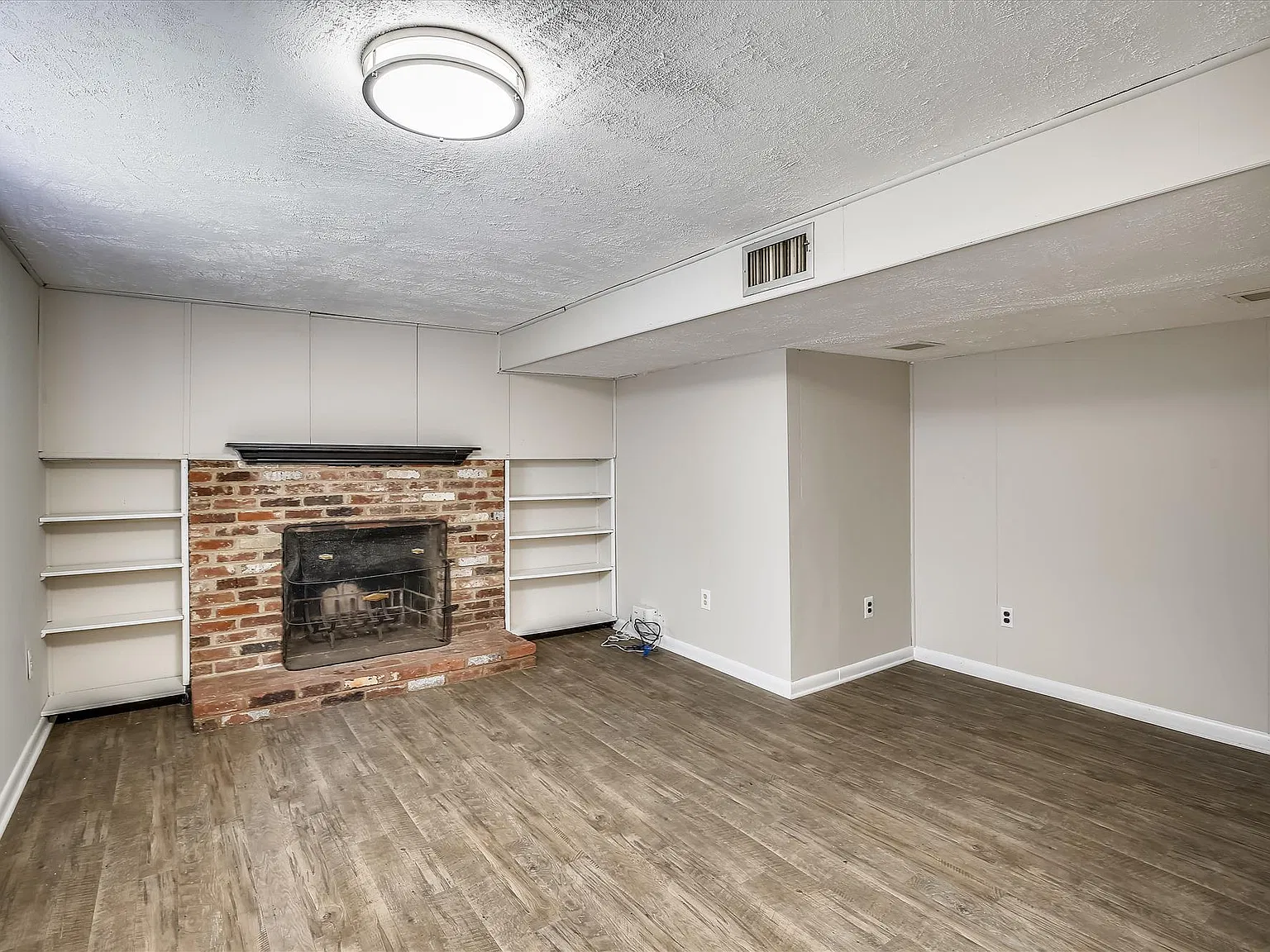 2 bed, 1.0 bath, 968 sqft, $1,975 — Photo 3