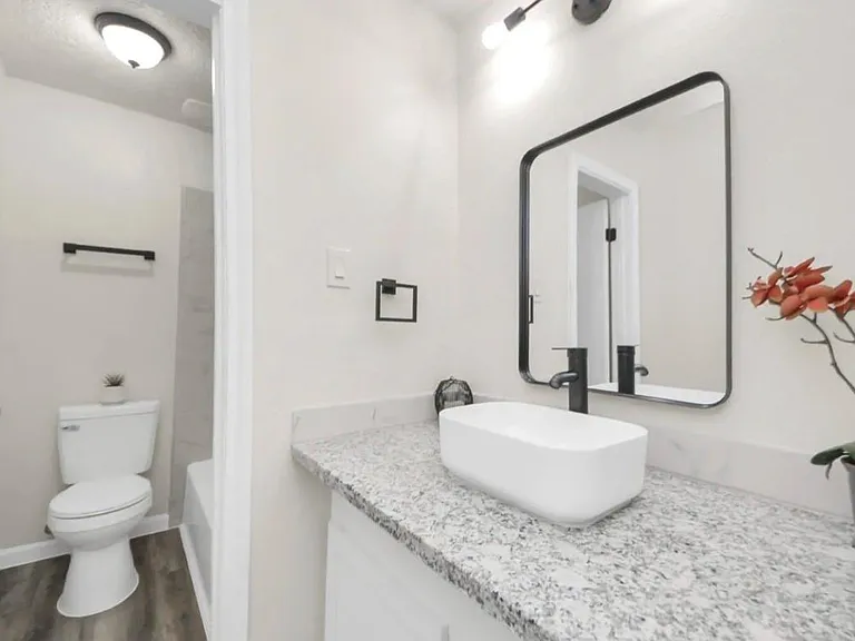 2110 Melbourne St #12 — Photo 6
