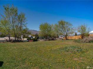 906 4th St SE, East Wenatchee, WA 98802