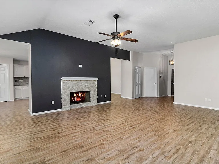 2918 Abbey Field Dr — Photo 3