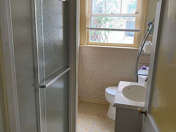 Bathroom walk-in shower 