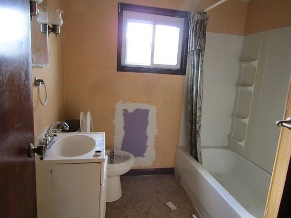 5th image of 816 W 1st Ave
