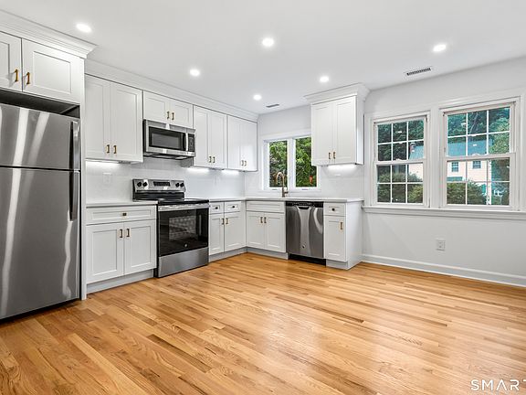 4th image of 20 Woodlawn Avenue