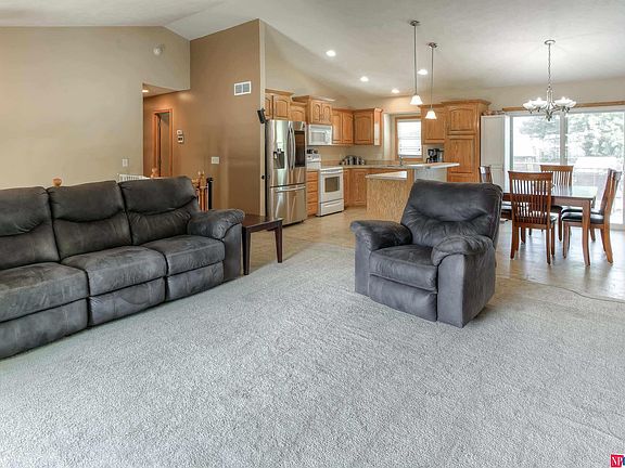 5th image of 609 Rosewood Ave