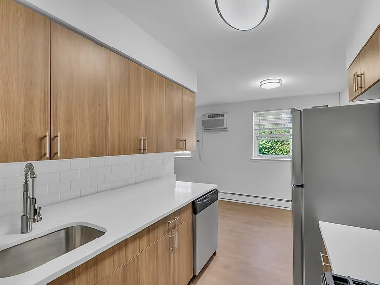 Lancaster Court Apartments — Photo 9