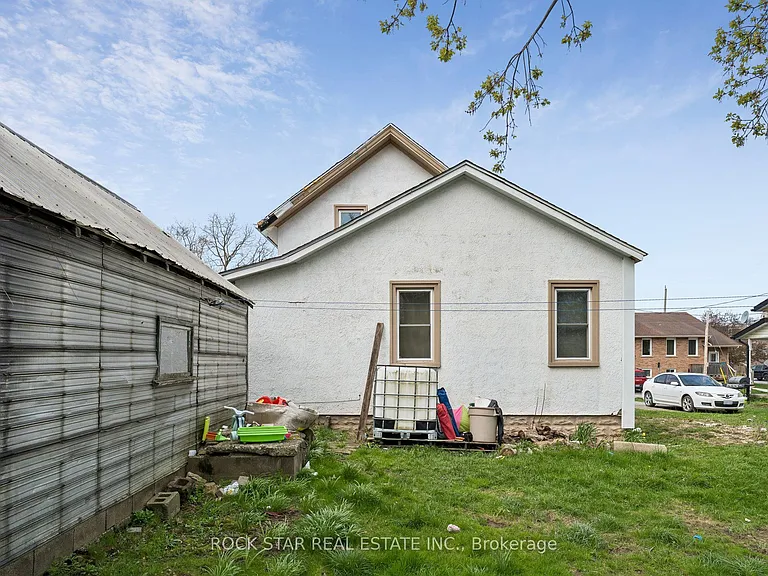 26 Albina St #UPPER — Photo 13