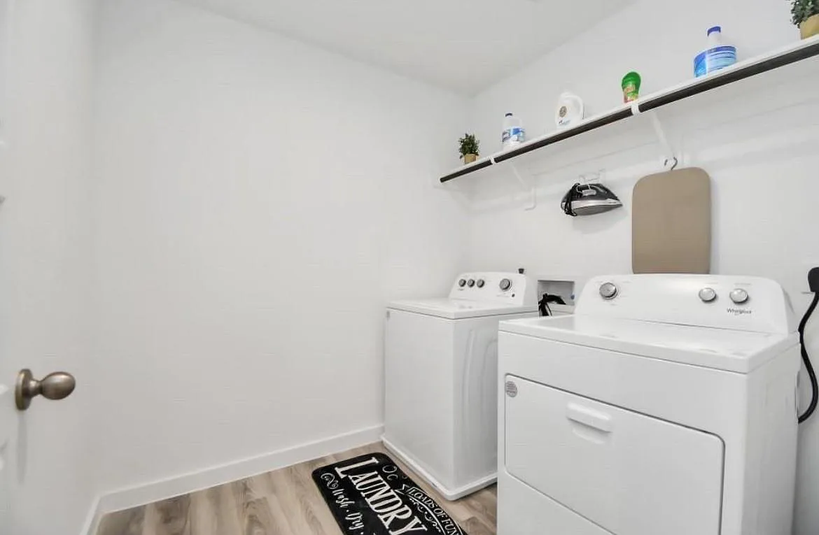 3 bed, 2.5 bath, 1979 sqft, $2,500 — Photo 4