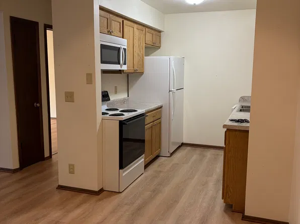 1709 Stonebridge Rd #103, West Bend, WI 53095