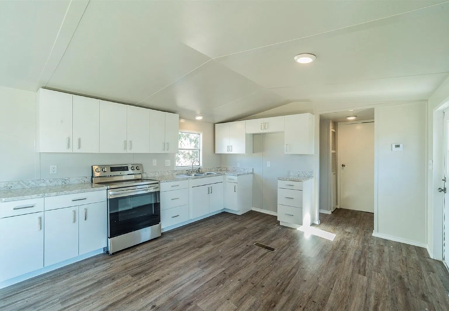 2 bed, 2.0 bath, 784 sqft, $1,300 — Photo 4