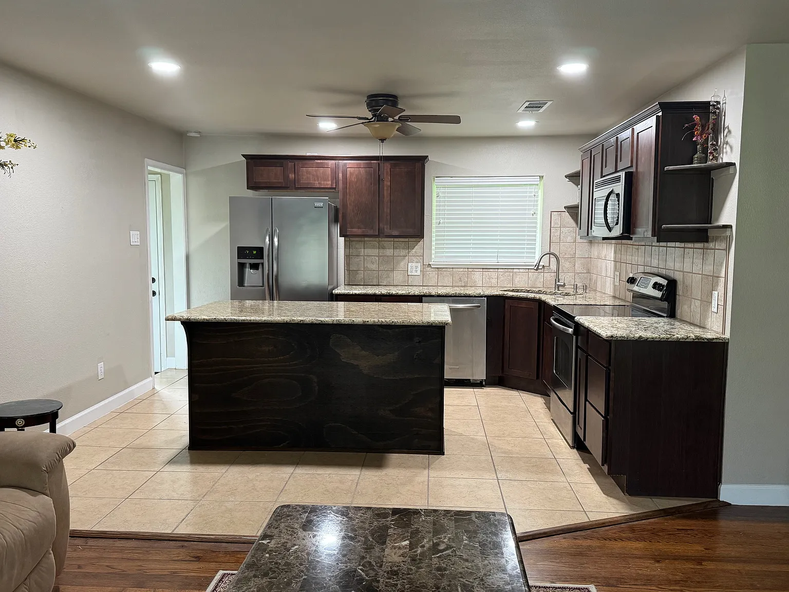 3 bed, 1035 sqft, $1,850 — Photo 2