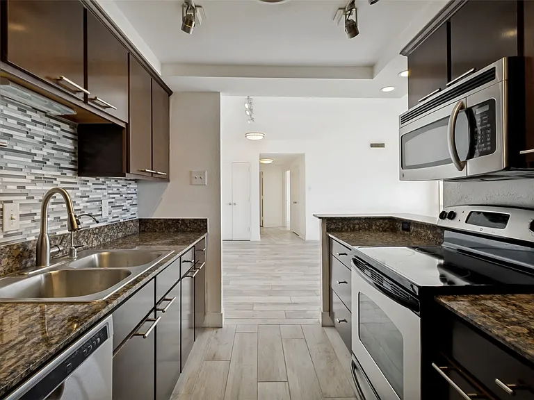 6211 W Northwest Hwy #1004 — Photo 10