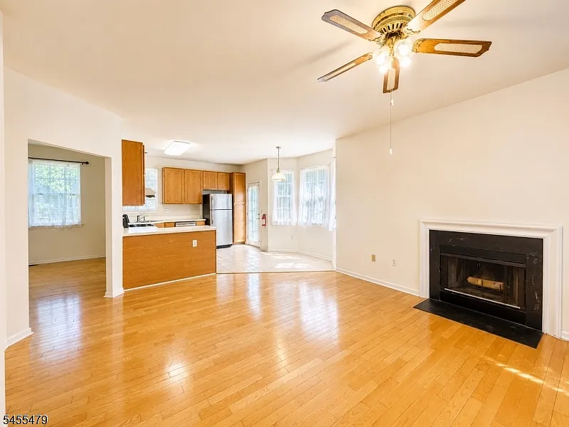 4 bed, 2.5 bath, 2428 sqft, $5,400 — Photo 4
