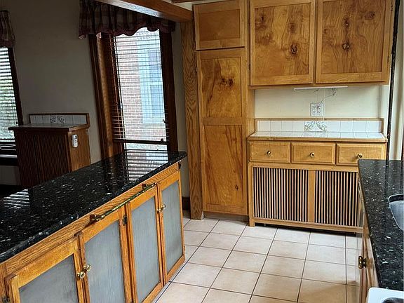 5th image of 486 Roxborough Ave