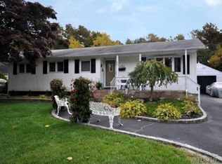 32 Fallon Rd, Bay Shore, NY 11706