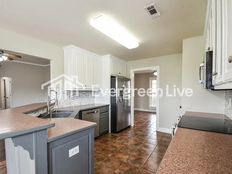 557 N Fox Meadows Ln — Photo 7