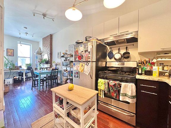 2nd image of 702 De Kalb Ave #2