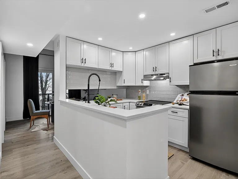 170 S Jackson St #205 — Photo 34