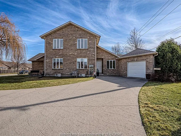 1708 Banwell Rd — Photo 1