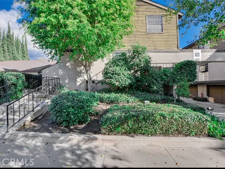 64 N Oak Ave #9 — Photo 3