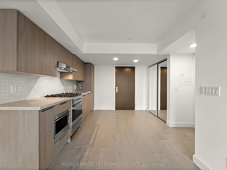 160 Kingsway Cres #213 — Photo 2