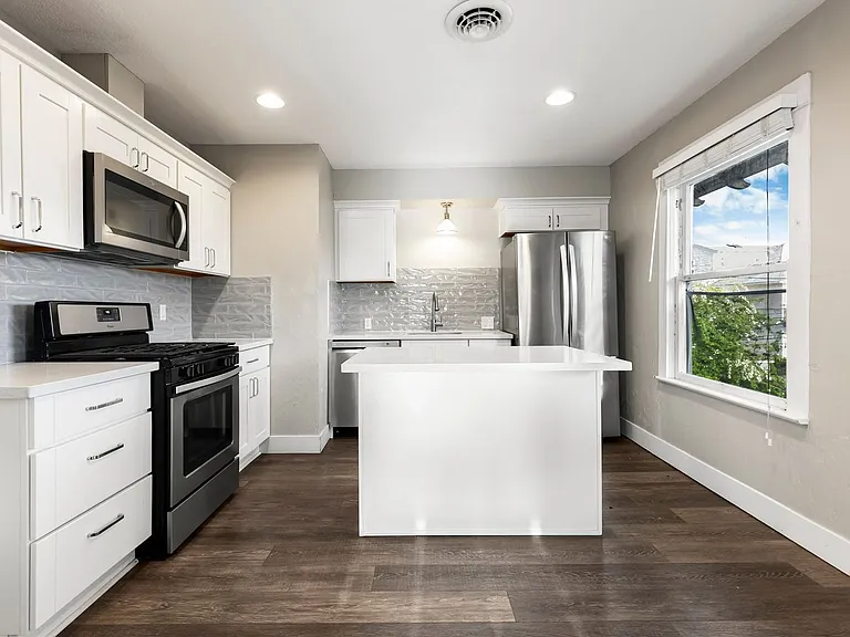 5532 N Haight Ave — Photo 3