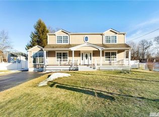 4 Long St, Lake Grove, NY 11755