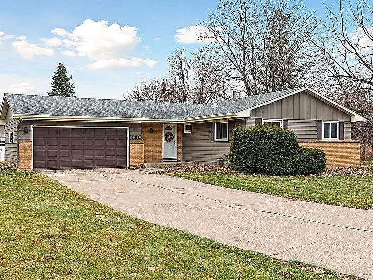 1312 Woodhill Cir — Photo 1