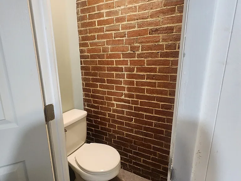 119 N Richmond St — Photo 5