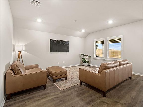 5th image of 9049 Worthington Ct