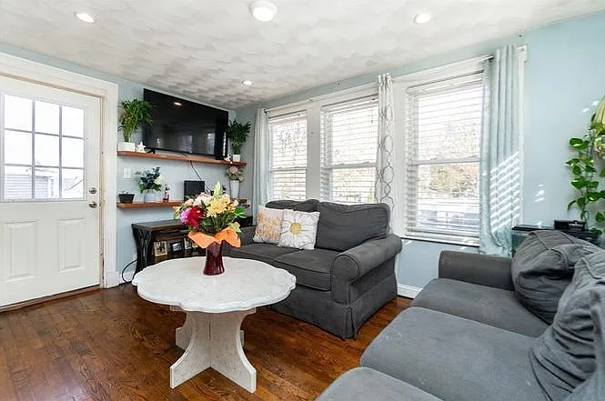 5 bed, 2025 sqft, $4,400 — Photo 3