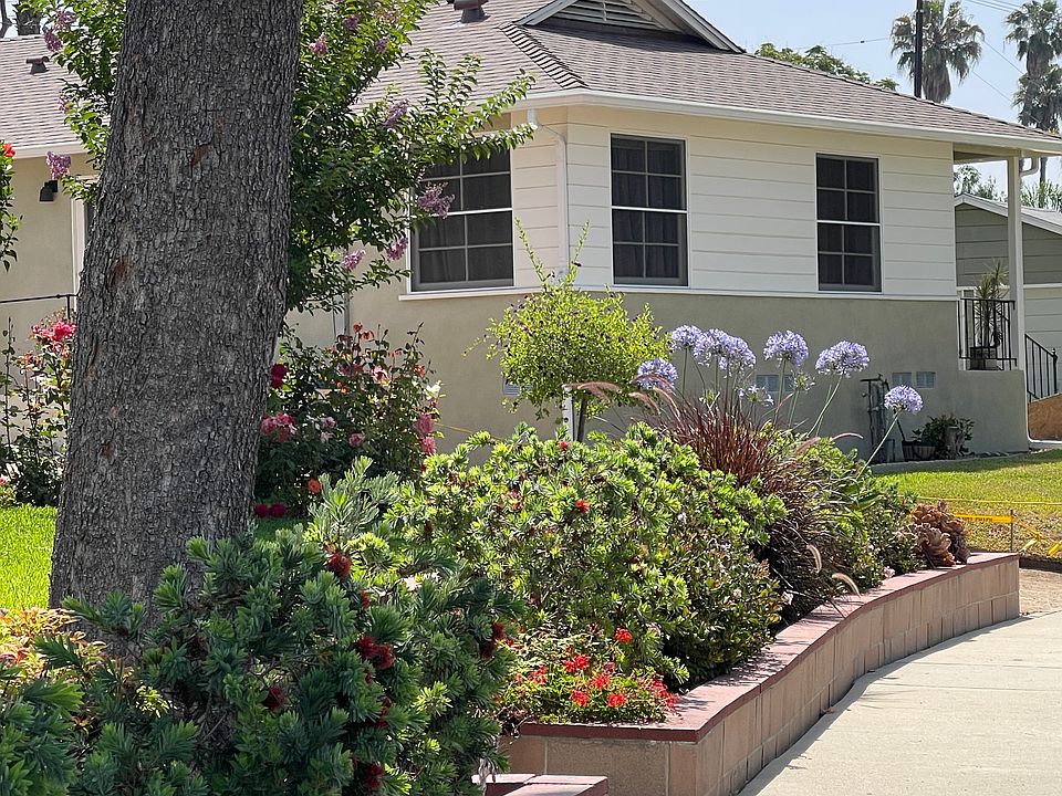 This is a beautiful single-story duplex apartment building with no neighbors above or below.