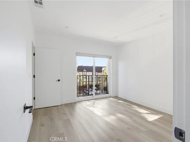 21721 Hart St — Photo 9