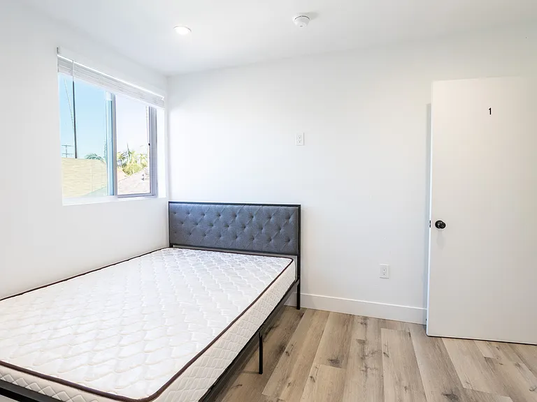 1532 W 37th St #6 — Photo 10