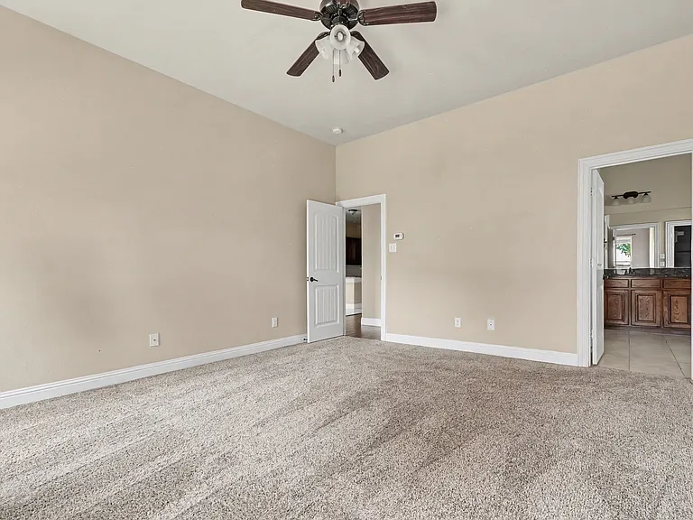604 Darby Ln — Photo 39