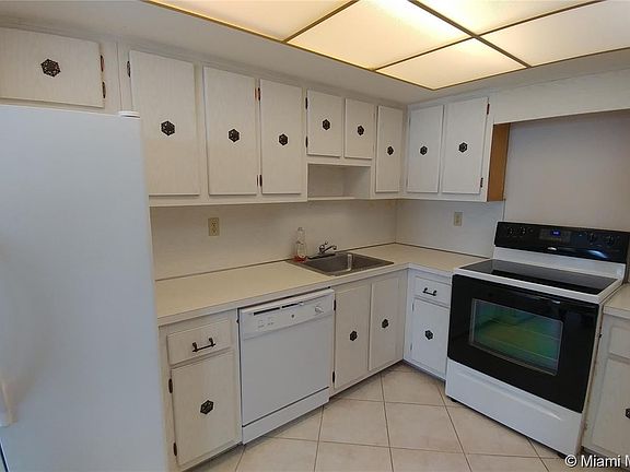 2nd image of 18011 Biscayne Blvd APT 803