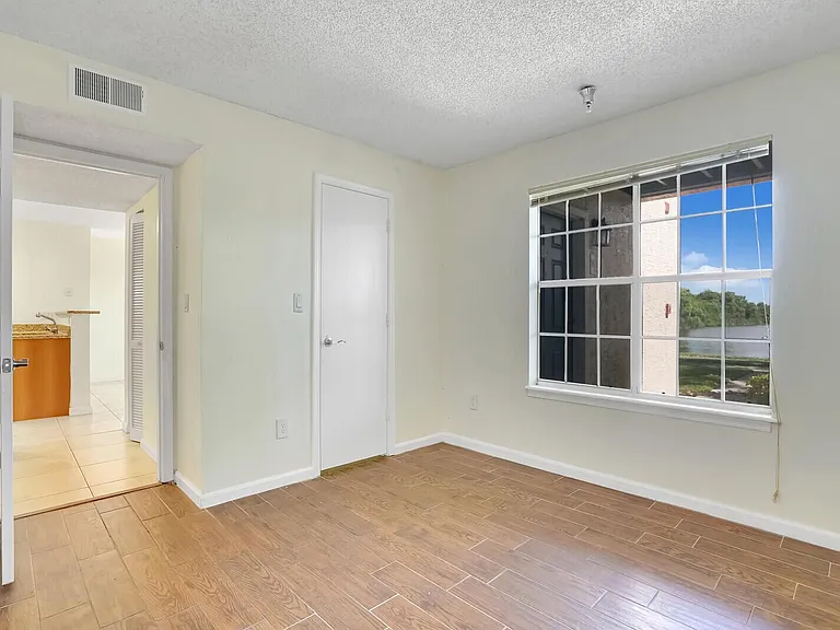 1385 Crystal Way #M — Photo 17