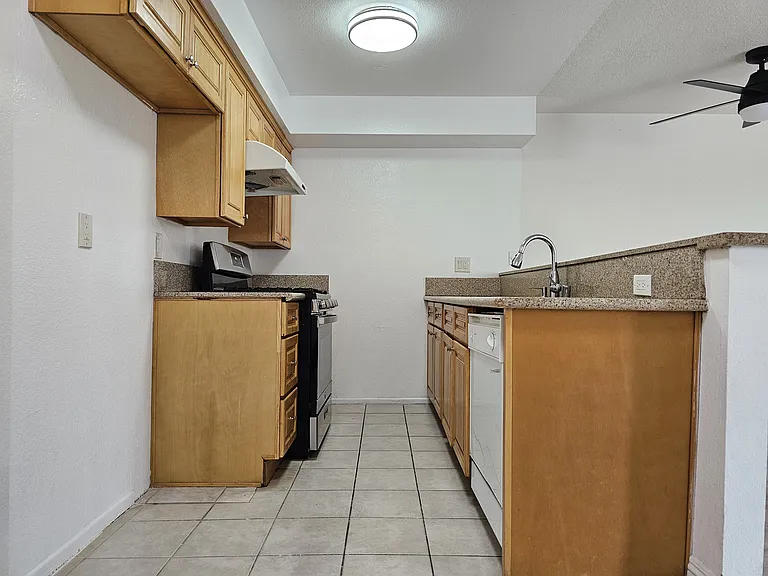 607 W Broadway #205 — Photo 6
