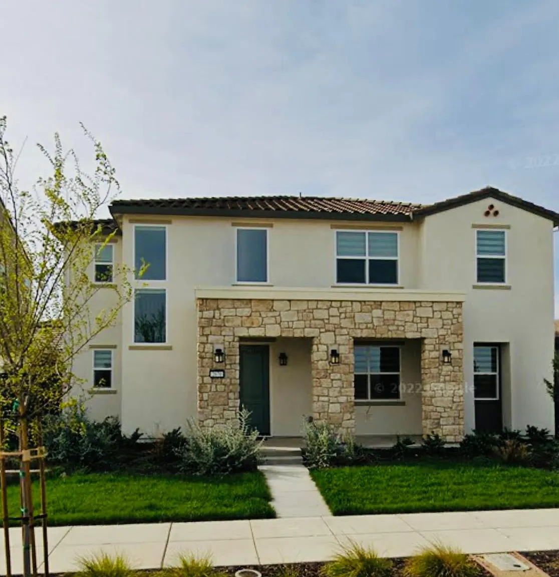 4 bed, 2727 sqft, $3,300 — Photo 1