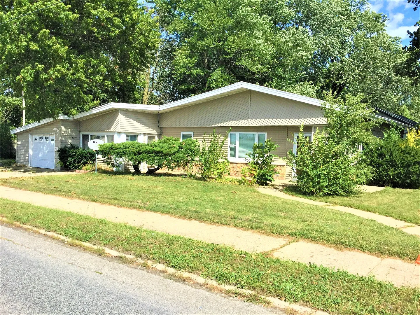 202 N Mattis Ave photo 1