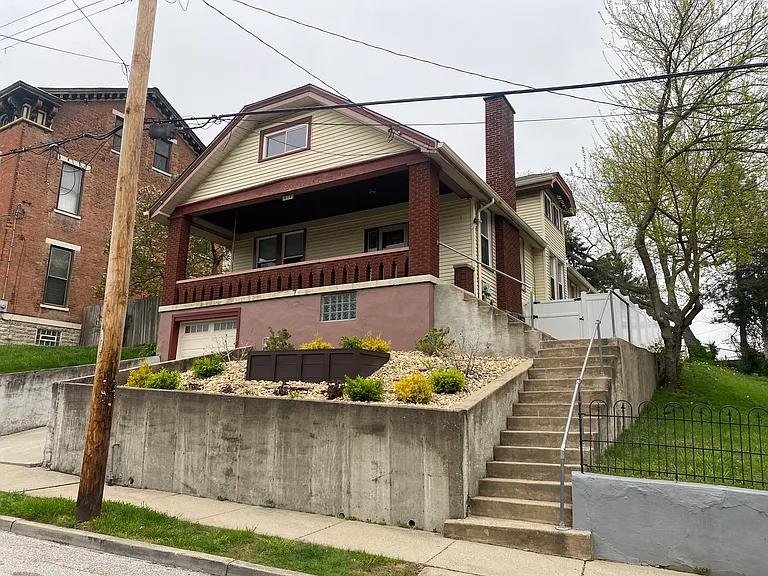 614 W 11th St — Photo 2
