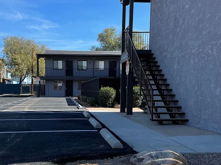 3700 N Fairview Ave — Photo 22
