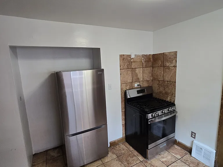 4525 E 143rd St #1 — Photo 2