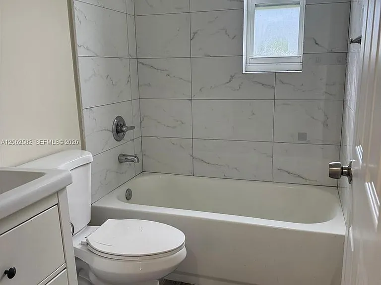 1701 NW 13th Ct — Photo 2