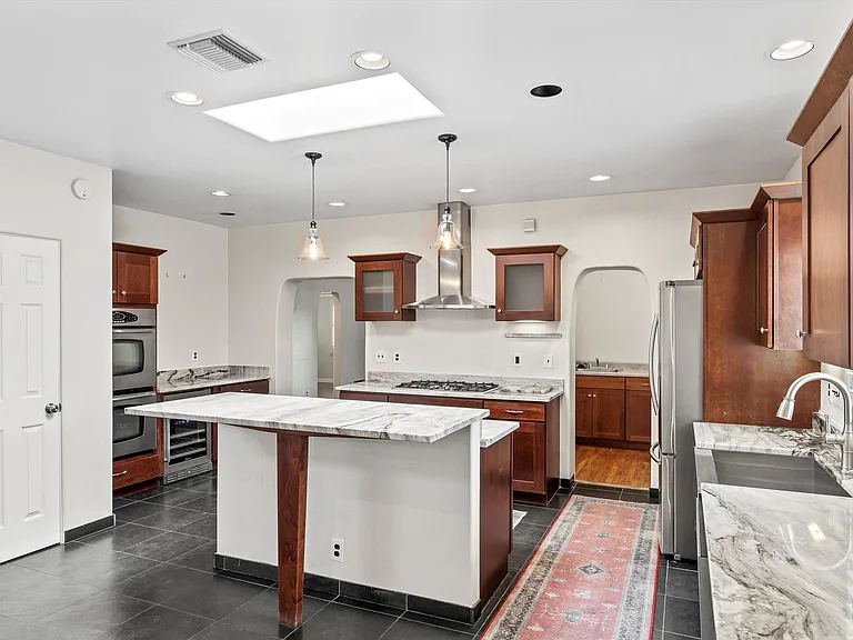 2727 E 6th St — Photo 11