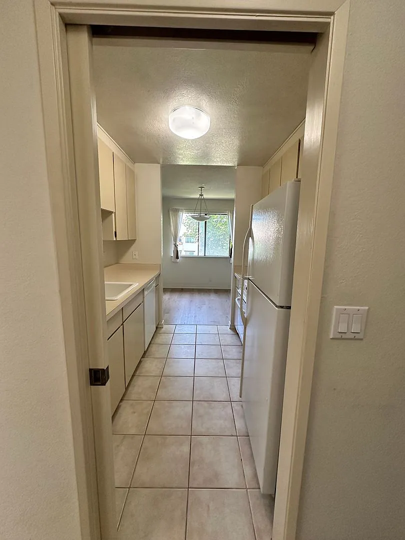 Spacious 2 Bed, 2 Bath Condo in a Beautiful, Tree-filled Community. — Photo 2