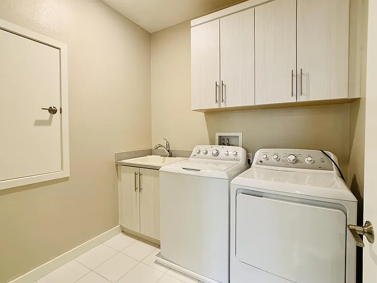 810 Beacon — Photo 4