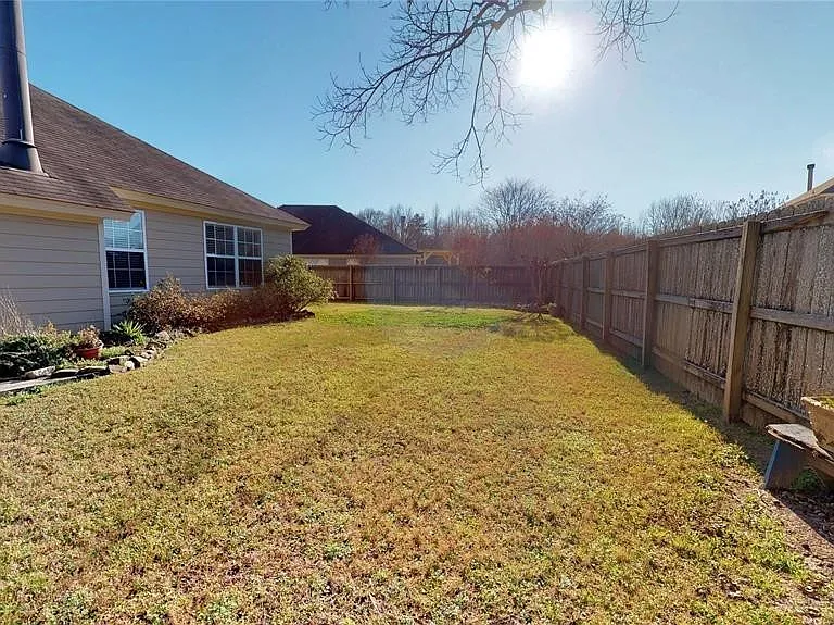 631 Glenmede Ln — Photo 2