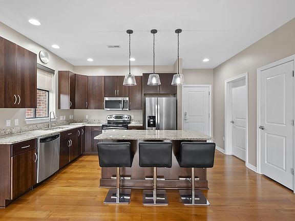 4th image of 250 Daniel Burnham Sq Unit 710