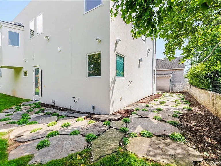 2105 Bay Blvd — Photo 28